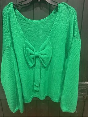 Bow-Front V-Neck Sweater in Green - Women